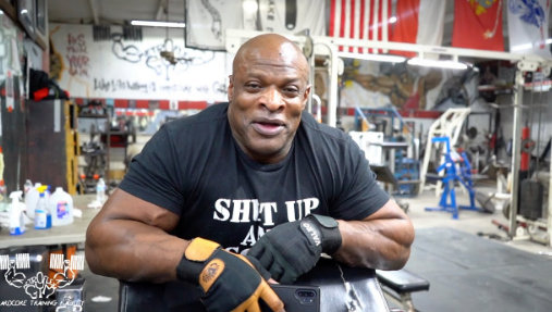 culturista Ronnie Coleman con guantes para gimnasio